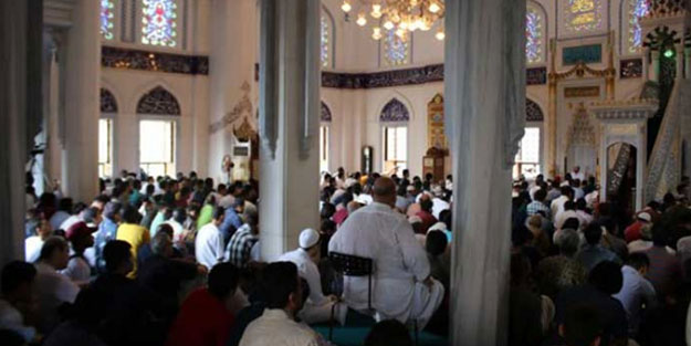 Asya ülkesinde Müslümanlar camiye akın etti, namaz iki kez kılındı