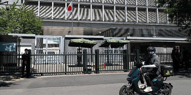 Asya’da yüksek tansiyon… Yumurta ve tuğla fırlatıldı!