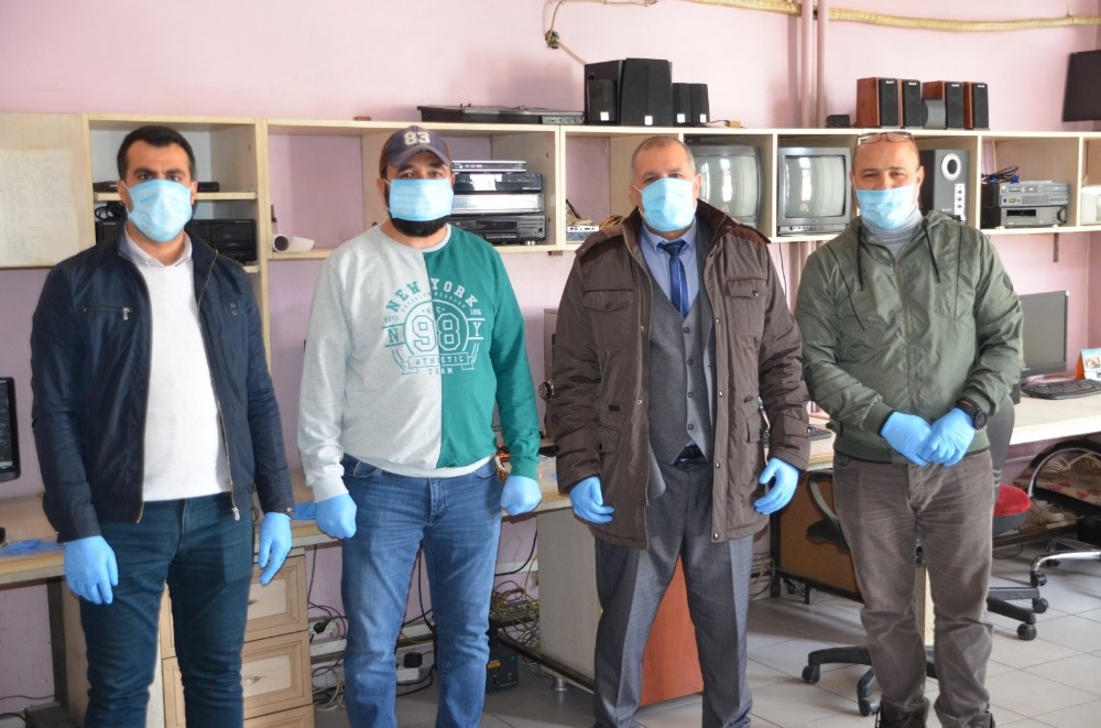 ASYMD’den sahadaki gazetecilere maske ve eldiven 