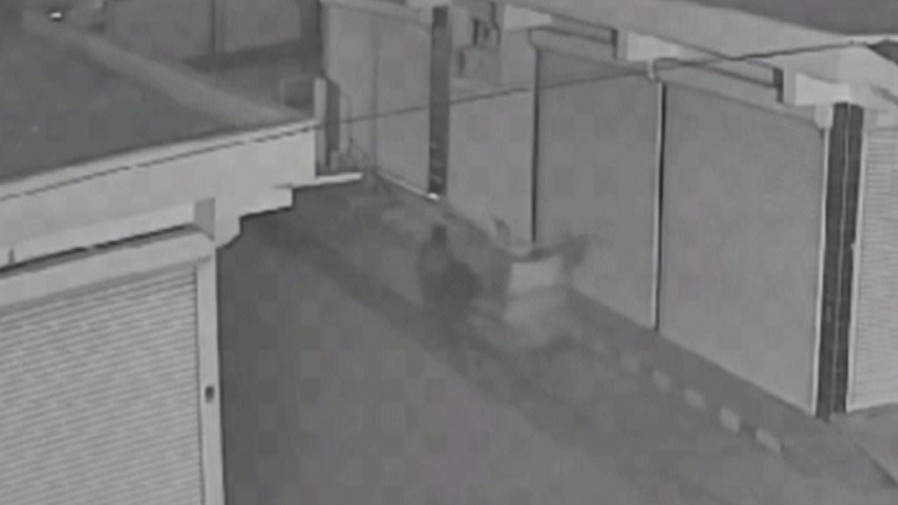 At arabasıyla gelip demir kapıyı böyle söktüler