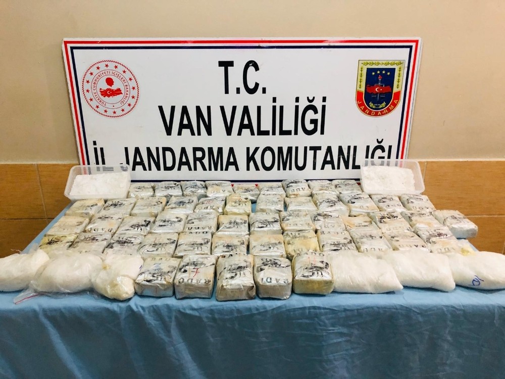 At sırtında 22 kilo eroin ve 8 kilo metamfetamin ele geçirildi 