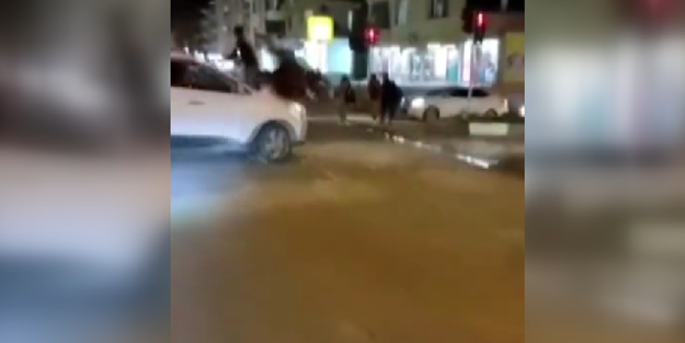 Ata bindin diye kırmızı ışığı unutma! Mazot zammı ile dalga geçen genç arabaya çarpıldı