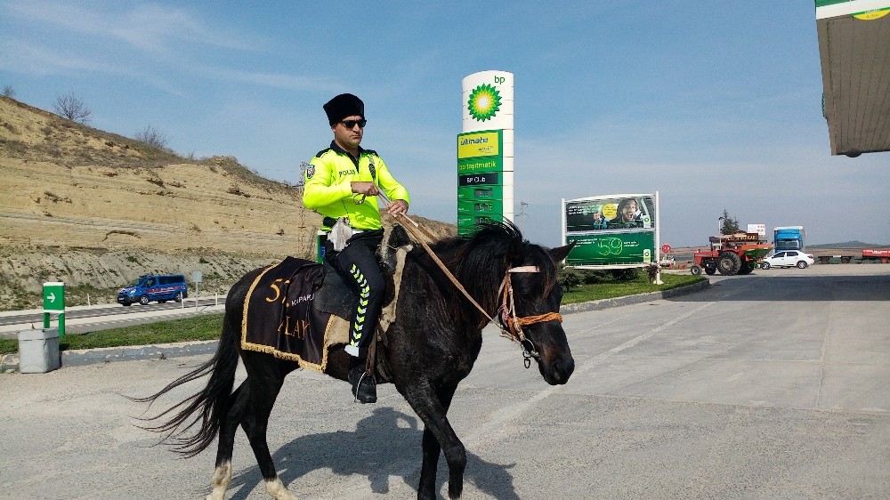 Ata binen polis memuru ilgi topladı 