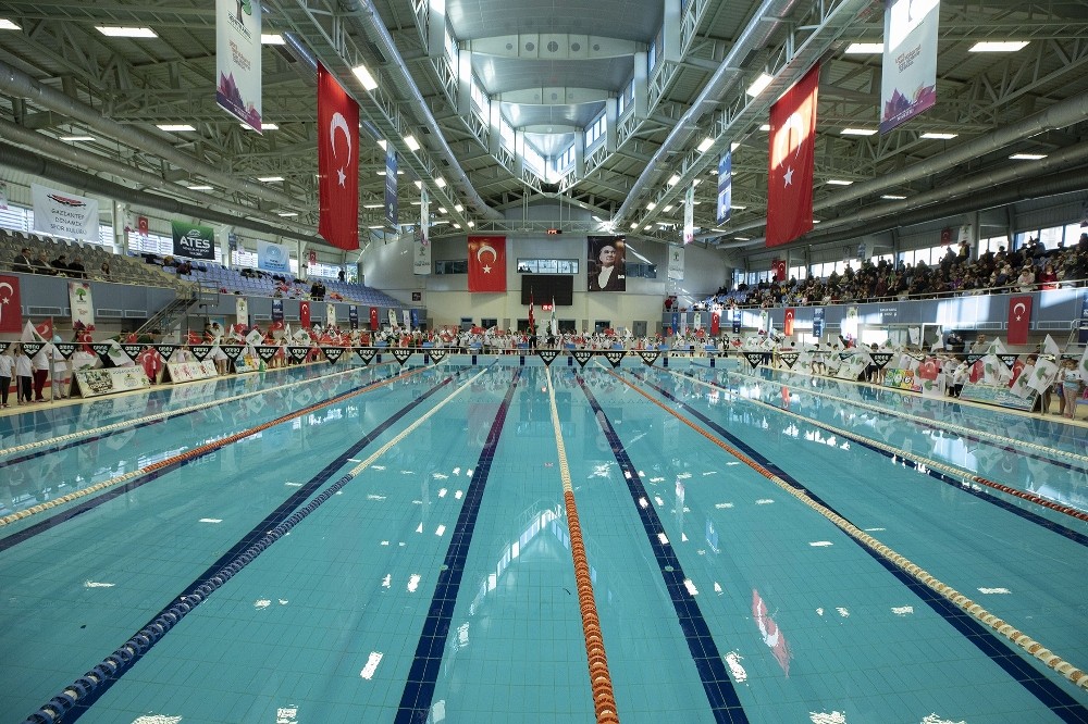 Ata yüzme şenliğinde büyük heyecan yaşandı 