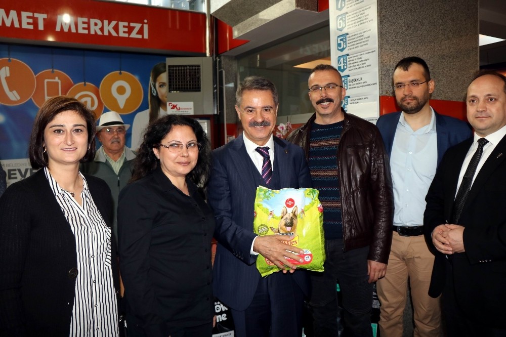 Atakum Belediyesi’ne çiçek yerine hayvan maması hediye ettiler 