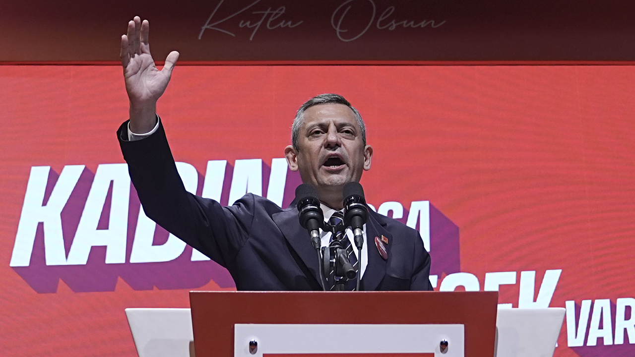 Atanmış tek adaylı ön seçimin adı ‘demokrasi devrimi’ oldu! Özgür Özel milletle kafa buluyor