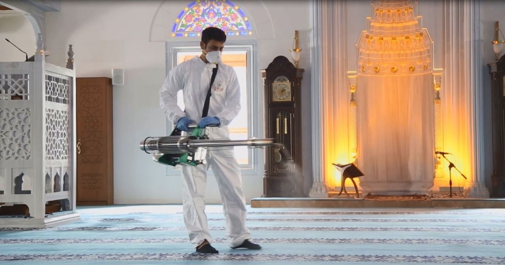 Ataşehir Belediyesi okulları, ibadethaneleri ve parkları mikrop ve virüslere karşı ilaçlıyor 