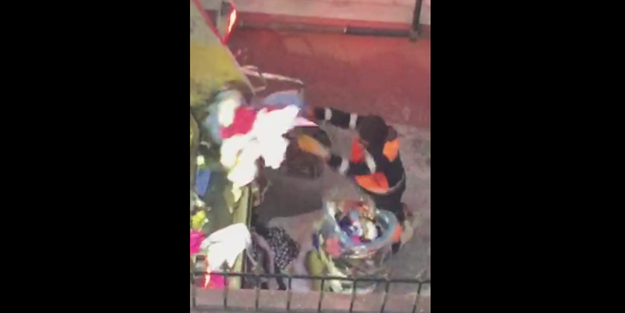 O belediye yardım için toplayıp çöpe atıyor