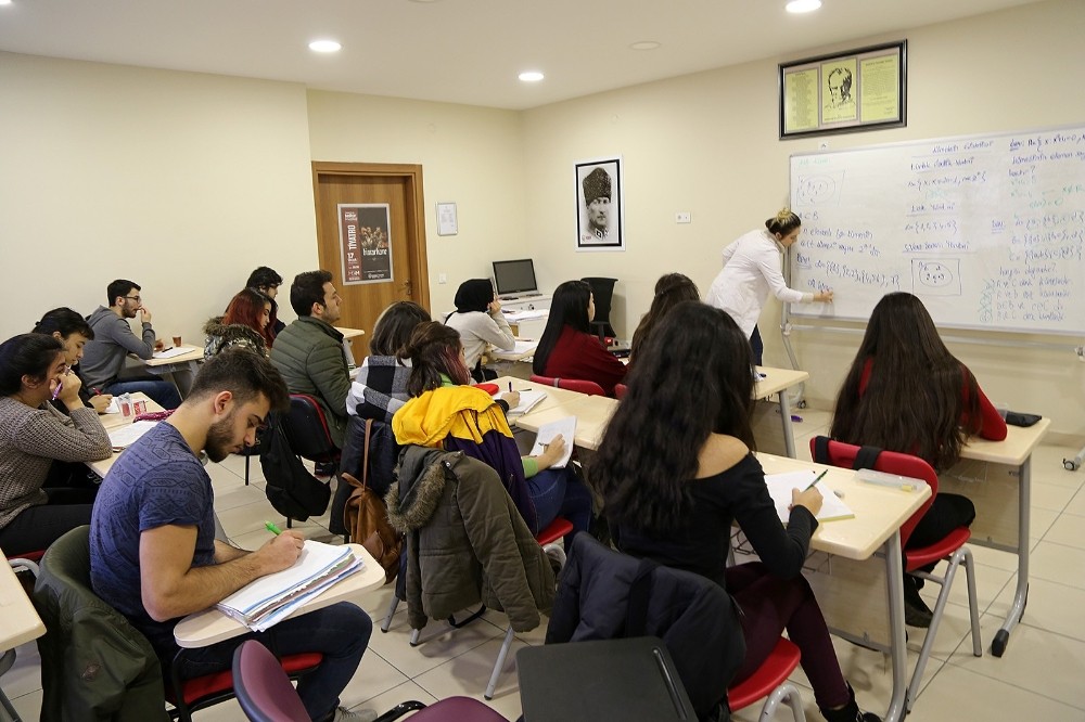 Ataşehir Belediyesi’nin ders ve etüt desteğiyle 220 aday üniversiteye yerleşti 
