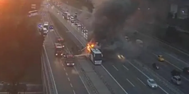 Ataşehir TEM Otoyolu'nda otobüs yangını