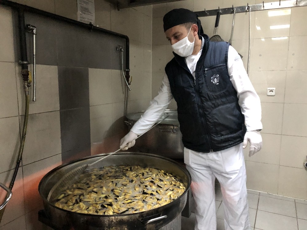 Ataşehir’de 65 yaş üstüne evde sıcak yemek ve ekmek desteği 