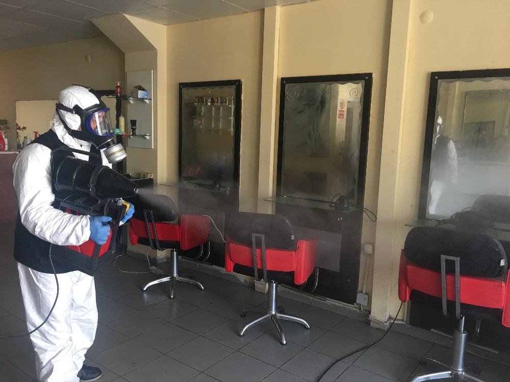 Ataşehir’de açılışa hazırlanan kuaförler dezenfekte edildi 