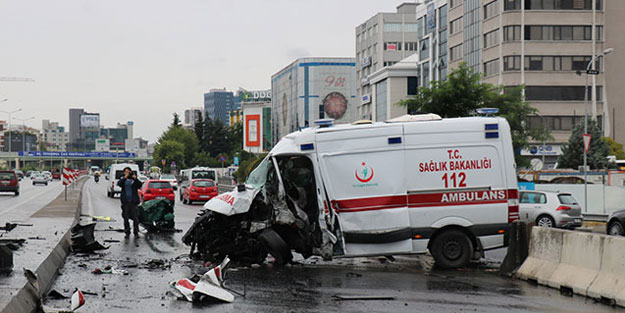 Ataşehir'de ambulans kaza yaptı! Yaralılar var