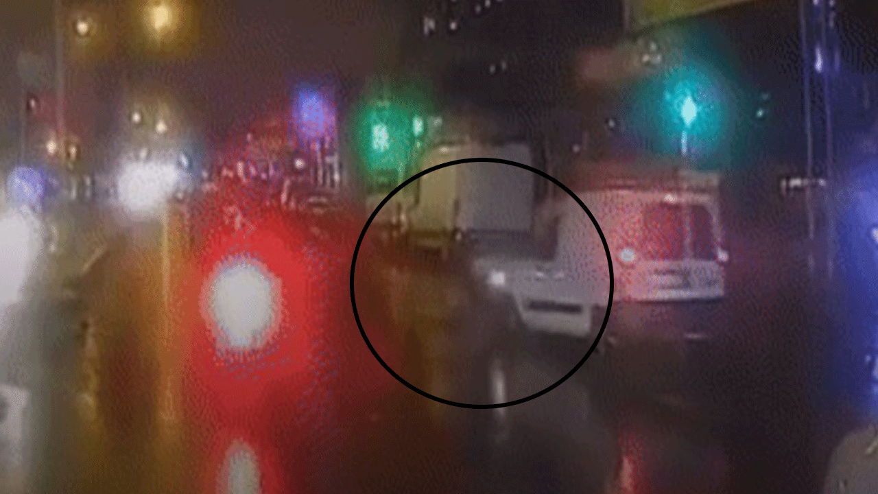 Ataşehir'de araç 2 yayaya böyle çarptı!