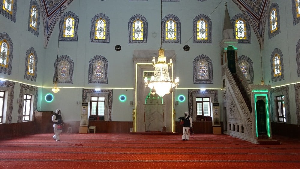 Ataşehir’de camilerde dezenfeksiyon ve temizlik seferberliği 