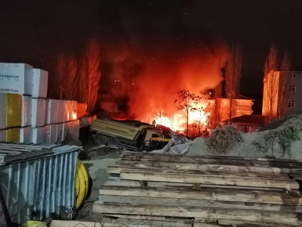 Ataşehir’de gecekondu alev alev yandı 