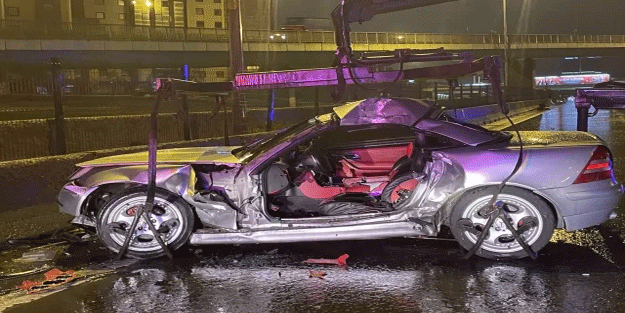 Ataşehir'de hafif ticari araca çarpan otomobilin sürücüsü öldü