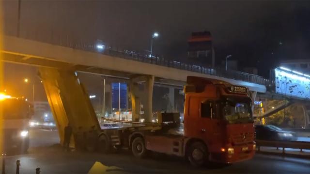 Ataşehir'de hafriyat kamyonunun açılan damperi üst geçide çarptı
