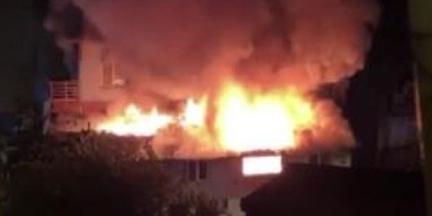 Ataşehir'de iki katlı bina alev alev yandı