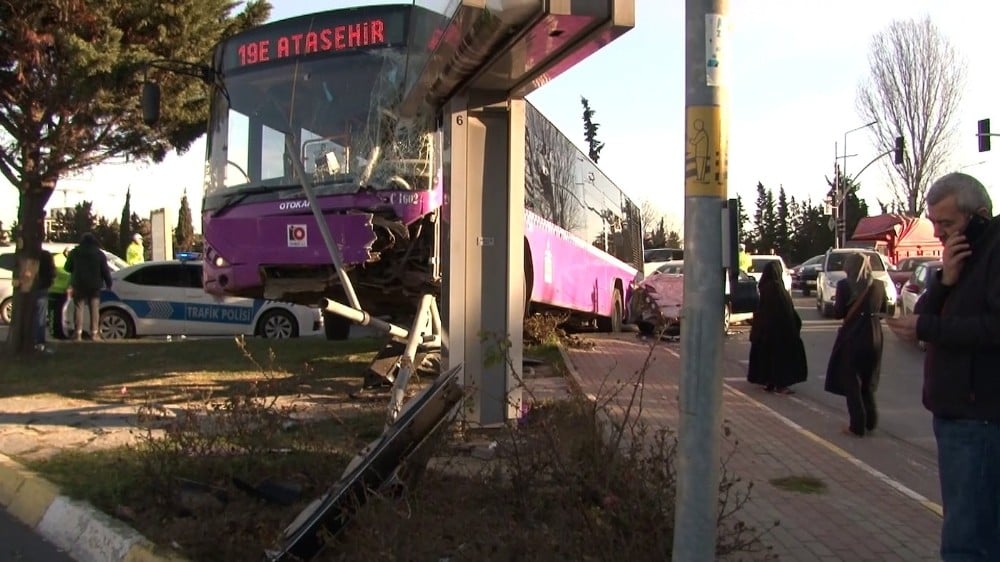 Ataşehir’de, İstanbul Otobüs AŞ’ye ait içi yolcu dolu otobüs ile otomobil çarpıştı. Reklam panosuna çarpan otobüs havada asılı kalırken bir işi yaralandı. 