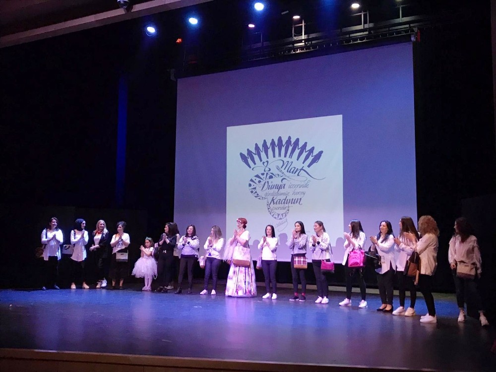 Ataşehir’de kadınların tasarladığı kıyafetler ile 8 Mart defilesi 