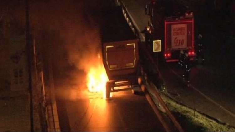 Ataşehir'de kamyonunun lastiği patlayıp alev alev yandı