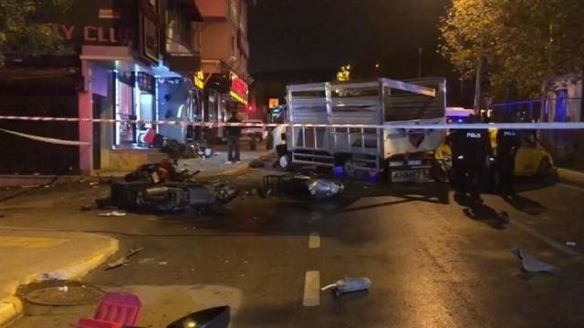 Ataşehir'de kontrolden çıkan kamyonet dükkana daldı: 1 ölü, 1 yaralı