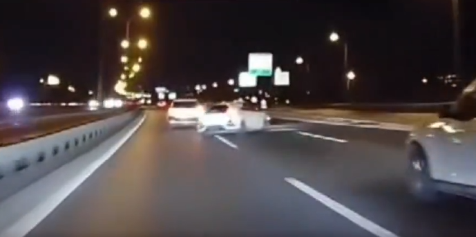 Ataşehir’de makas terörü! Trafikte makas atan sürücü kaza yaptı!