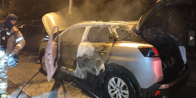 Ataşehir'de park halindeki araç kundaklandı