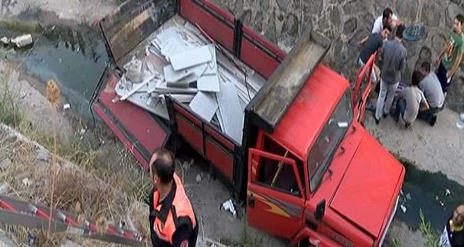 Kamyonet dereye uçtu