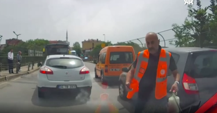 Ataşehir’de trafikte bıçak ve yangın tüplü kavga! O anlar araç kamerasında