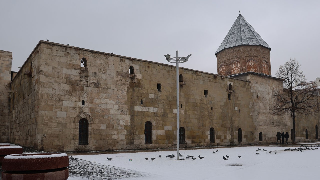 Atasözü gerçek oldu! Mart kapıdan baktırdı, Sivas beyaza büründü