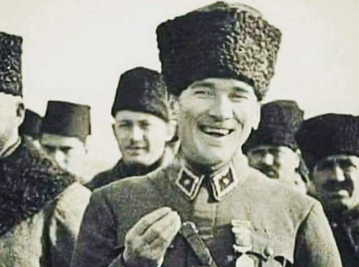 Atatürk, başbakan olarak Kemal Bey'i mi atayacak Meral Hanım'ı mı?