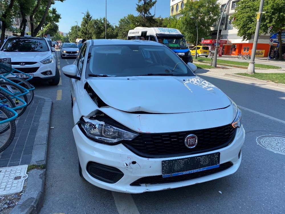 Atatürk Bulvarı’nda 3 araçlı zincirleme kaza 