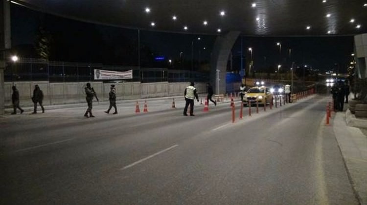 Atatürk Havalimanı'nda hareketli anlar! Polisi görünce...
