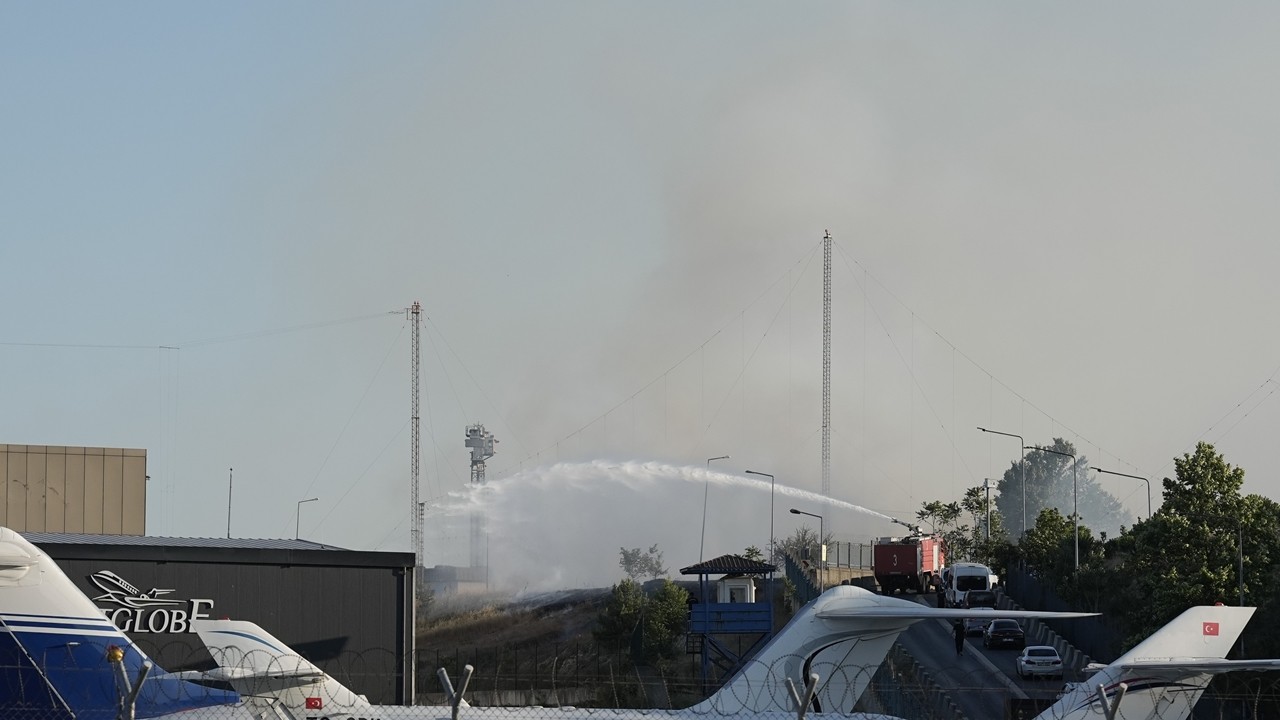 Atatürk Havalimanı'ndaki otluk alanda yangın çıktı