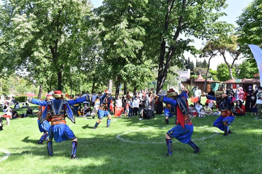 Atatürk parkında gençler doyasıya eğlendi 