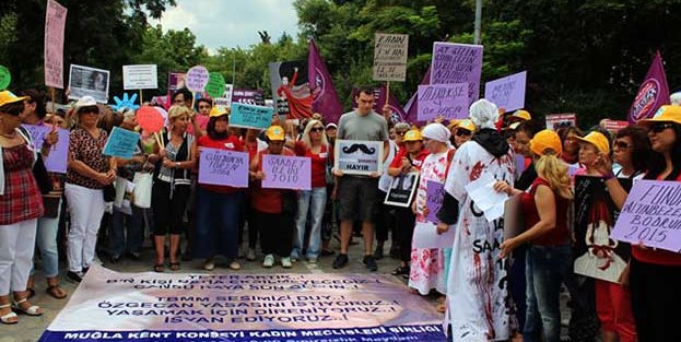 Atatürk resmi yok diye protestoyu protesto ettiler