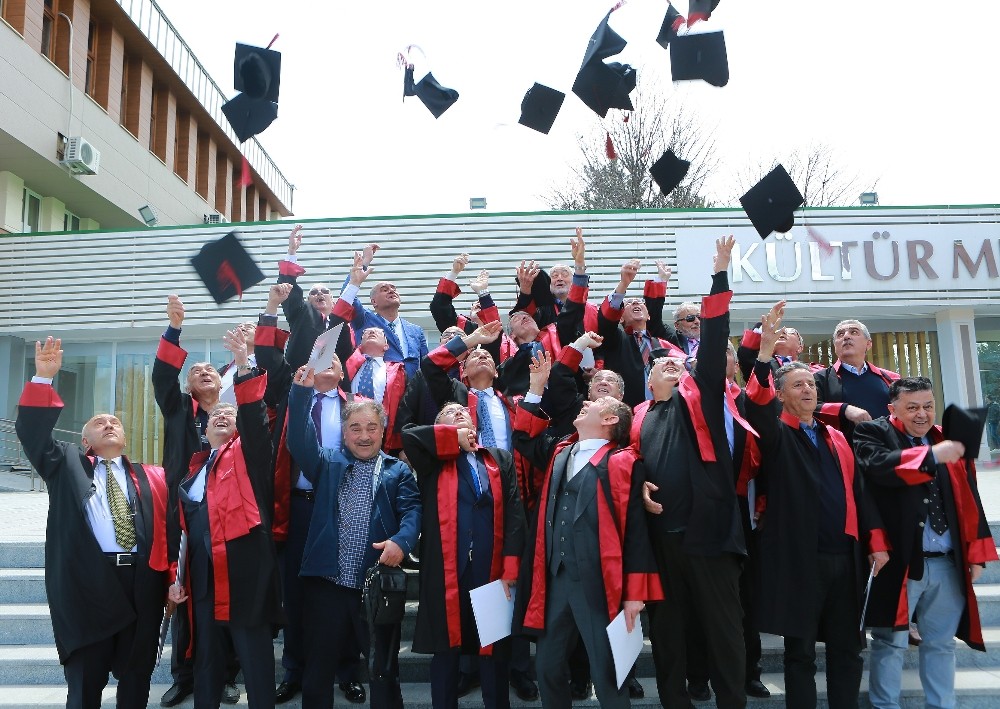 Atatürk Üniversitesi mezunu doktorlar, 40 yıl sonra kep atarak yemin etti 