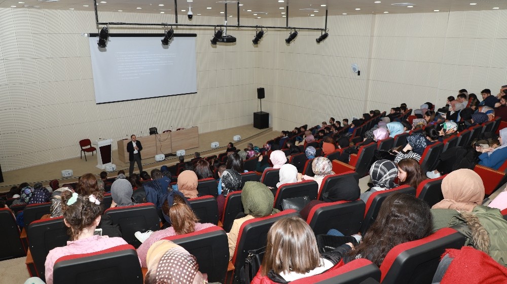 Atatürk Üniversitesi’nde Suriye, Libya ve Ortadoğu konuşuldu 