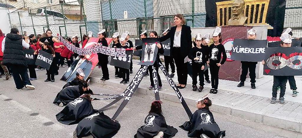 ‘Atatürkçü’ kisveli seküler yobazlardan milyonları çıldırtan etkinlik! Böyle Atatürkçülük olmaz olsun!