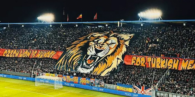 Atatürksüz sahaya çıkmayan Dursun Özbek'in Galatasaray'ı bu pankartın önünde neden oynadınız? 'Çek aslanı, Türk etine aç'