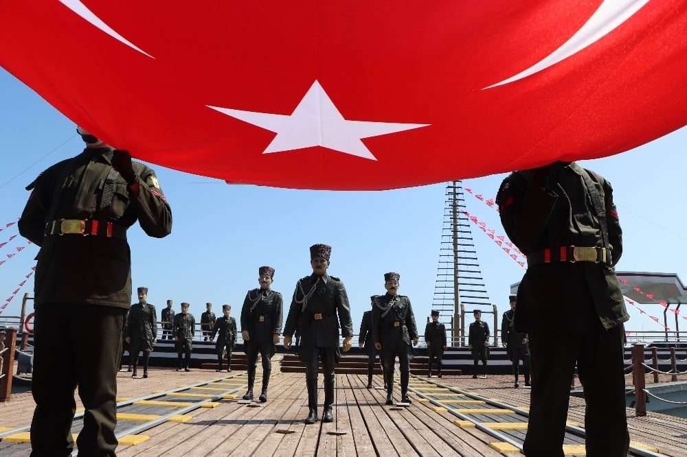 Atatürk’ü temsil eden bayrak karaya çıkarıldı 