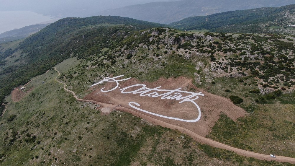 Atatürk’ün dev imzası Gemlik’in zirvesinde 