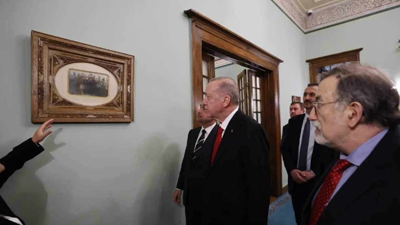 Atatürk'ün fotoğrafını gören Erdoğan anında Murat Bardakçı'ya seslenerek sitem etti: Hala konuşuyorlar ya