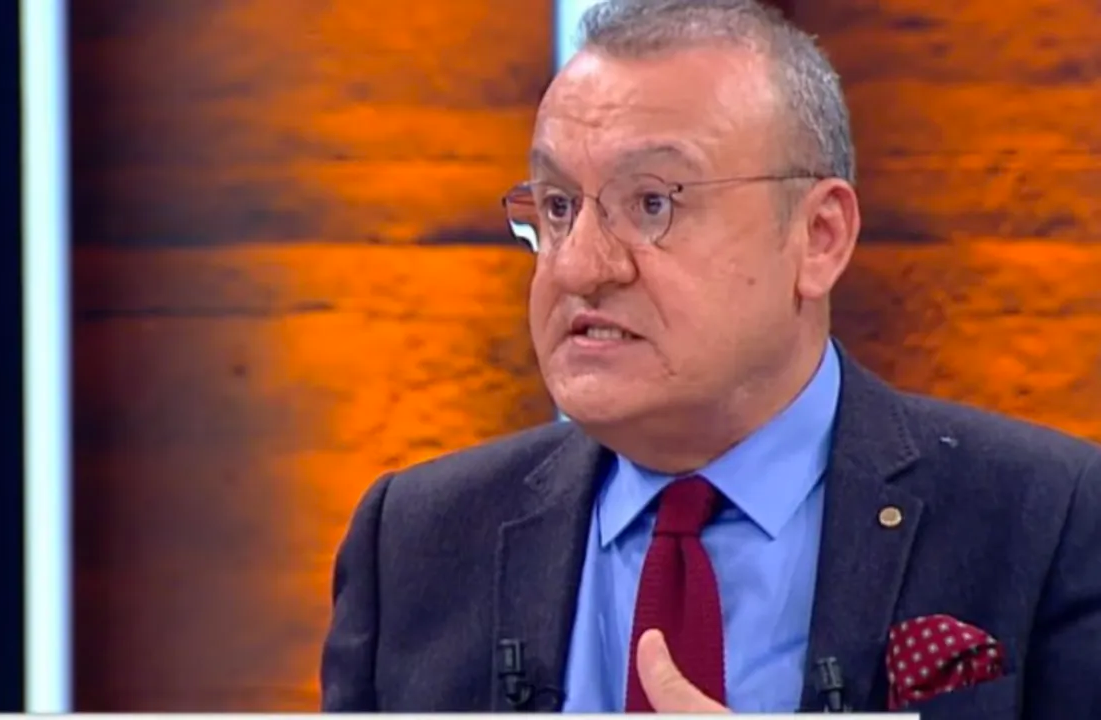 Atatürk'ün sopayla kovalayacağı Prof'tan Ahmet Hakan'a salvo