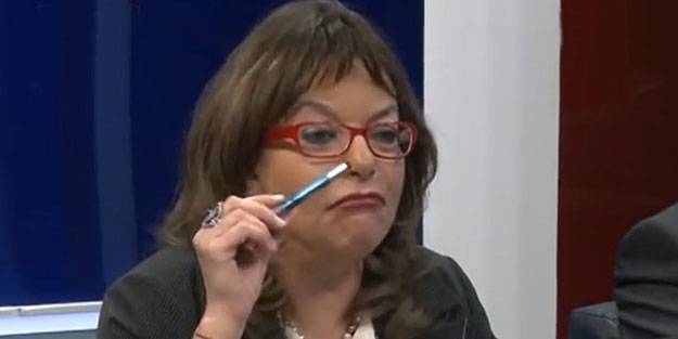 Ateist Mine, Ekrem'i korumak için dansöz gibi kıvırdı