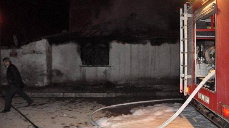 Ateşe verdiği evde dumandan zehirlendi