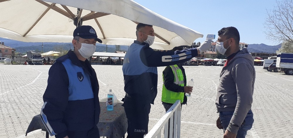 Ateşi ölçülen vatandaşlara maske dağıtıldı 