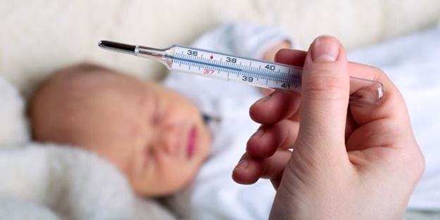 Ateşi yükseldiğinde çocuğun üstünü örtmeyin